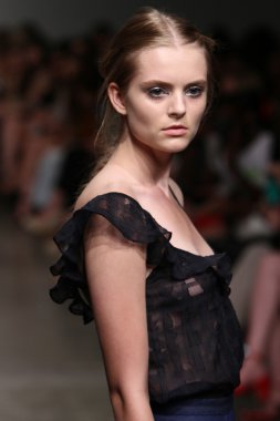 model tocca defile pist yürür