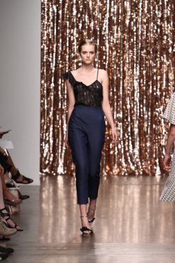 model tocca defile pist yürür