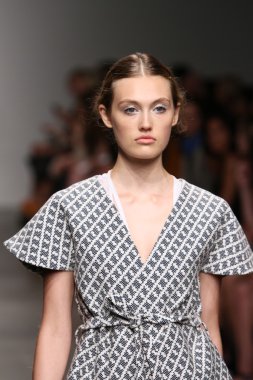 model tocca defile pist yürür