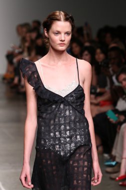 model tocca defile pist yürür