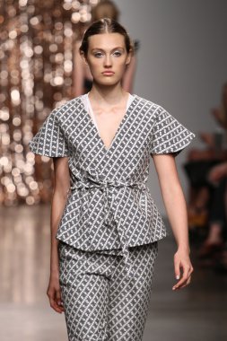 model tocca defile pist yürür