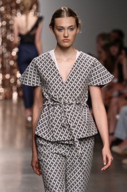 model tocca defile pist yürür