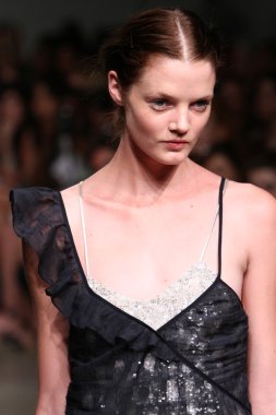 model tocca defile pist yürür
