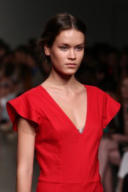 model tocca defile pist yürür