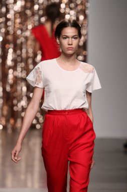 model tocca defile pist yürür