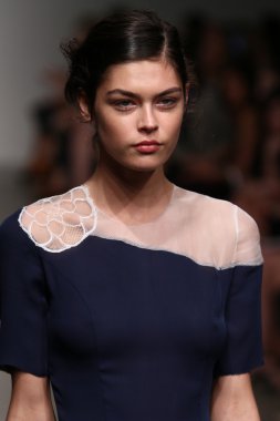 model tocca defile pist yürür