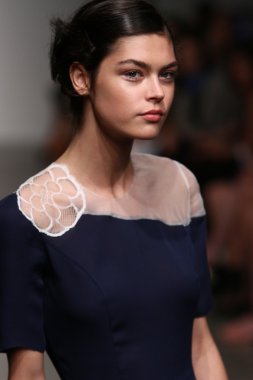model tocca defile pist yürür