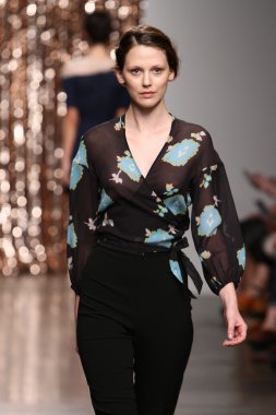 model tocca defile pist yürür