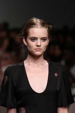 model tocca defile pist yürür