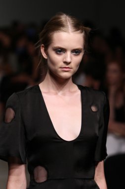 model tocca defile pist yürür