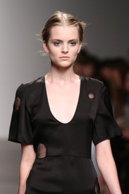 model tocca defile pist yürür