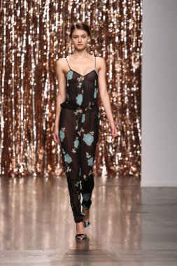 model tocca defile pist yürür