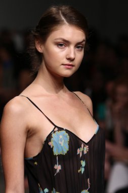 model tocca defile pist yürür