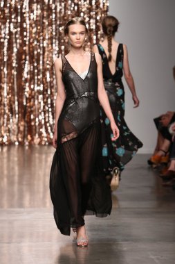 model tocca defile pist yürür