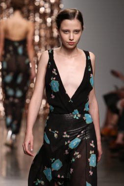 model tocca defile pist yürür
