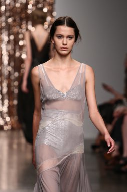 model tocca defile pist yürür