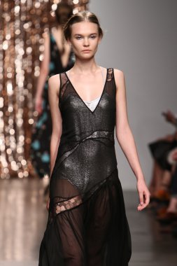 model tocca defile pist yürür