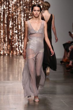 model tocca defile pist yürür