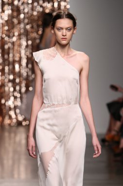 model tocca defile pist yürür