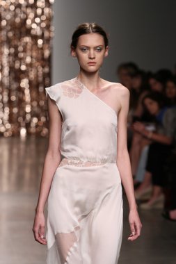 model tocca defile pist yürür