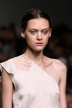 model tocca defile pist yürür