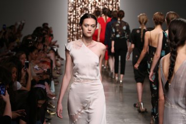 modelleri pist finale tocca defilede yürümek.