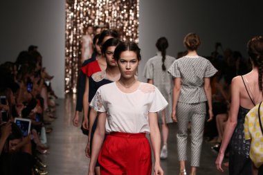 modelleri pist finale tocca defilede yürümek.