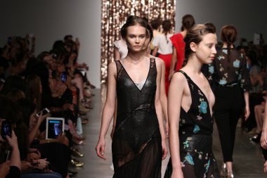 modelleri pist finale tocca defilede yürümek.