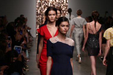 modelleri pist finale tocca defilede yürümek.