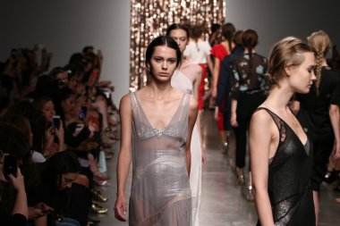 modelleri pist finale tocca defilede yürümek.