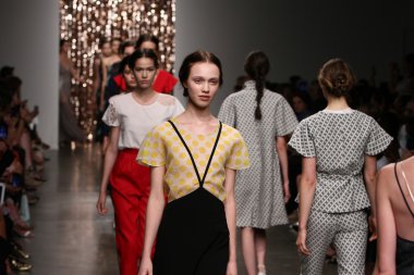 modelleri pist finale tocca defilede yürümek.