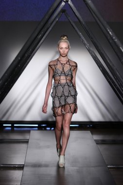 titania Inglis sunu pist model yürür