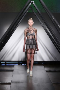 titania Inglis sunu pist model yürür