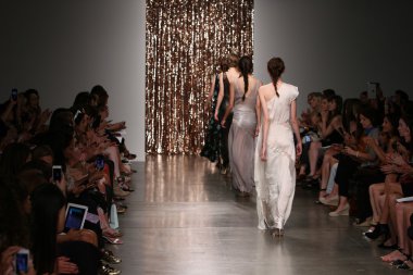 modelleri pist finale tocca defilede yürümek.