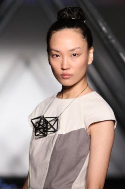 titania Inglis sunu pist model yürür