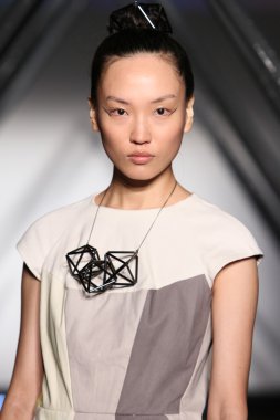 titania Inglis sunu pist model yürür