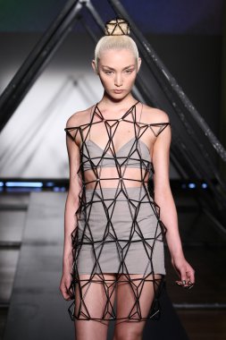 titania Inglis sunu pist model yürür