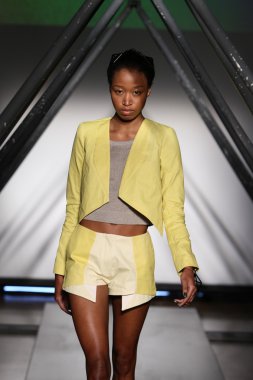 titania Inglis sunu pist model yürür