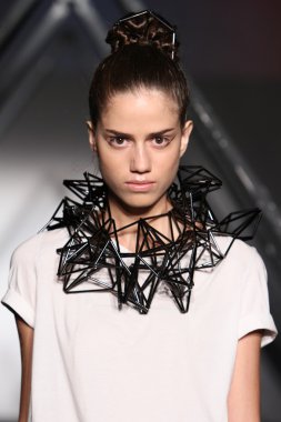 titania Inglis sunu pist model yürür