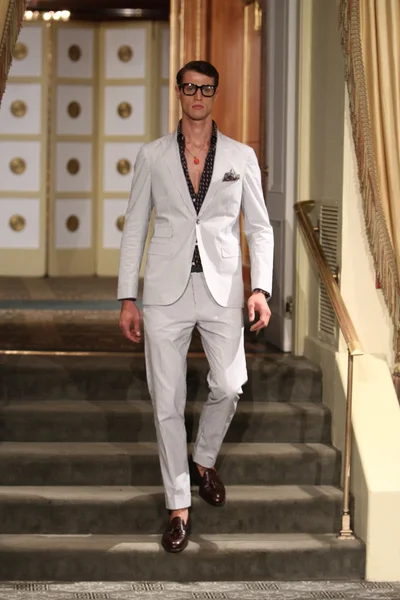 Michael bastian defile pist model yürür — Stok fotoğraf