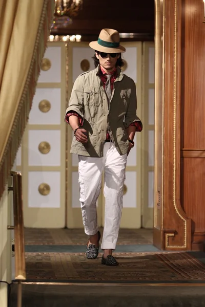 Michael bastian defile pist model yürür — Stok fotoğraf