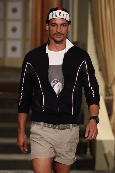 Michael bastian defile pist model yürür — Stok fotoğraf