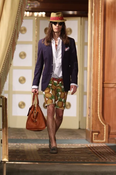 Модель ходит по подиуму на показе мод Майкла Бастиана — стоковое фото