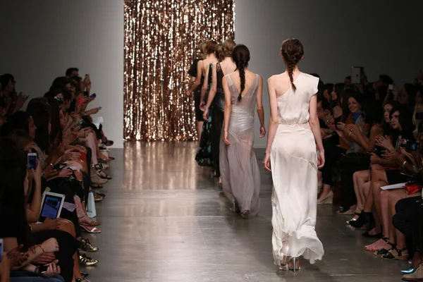 Models walk the runway finale at the Tocca fashion show — Stock Photo, Image