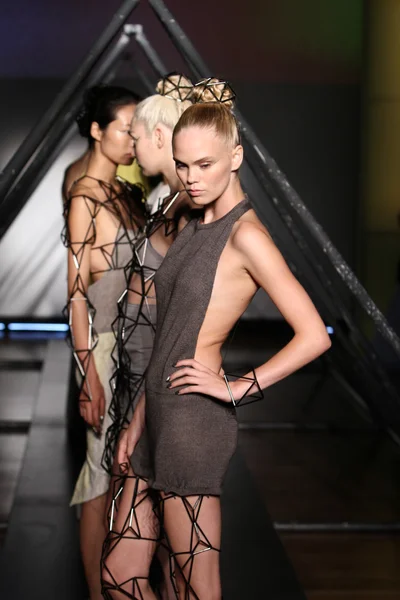 Models posing on the runway at the Titania Inglis presentation — Stock Photo, Image