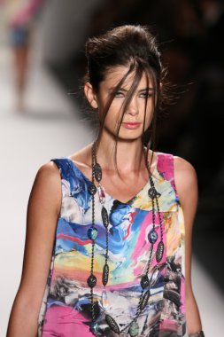 katya leonovich defile pist model yürür