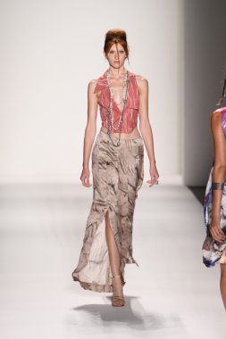 katya leonovich defile pist model yürür