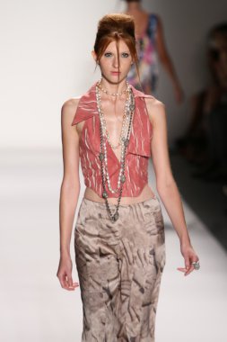 katya leonovich defile pist model yürür