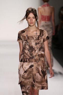 katya leonovich defile pist model yürür