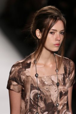 katya leonovich defile pist model yürür